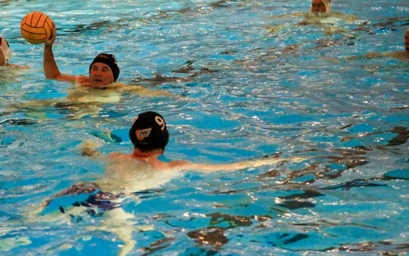 Peter Bayer (am Ball) von den DSC Wasserballern.