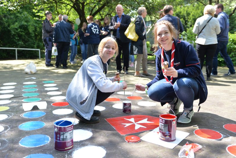 4. Station: Seniorenzentrum St. Georg an der Wörthstraße. Hier malt die Malteser-Jugend Spielflächen auf die Steine.im Bild: Emma Villis und Denise Dohle.