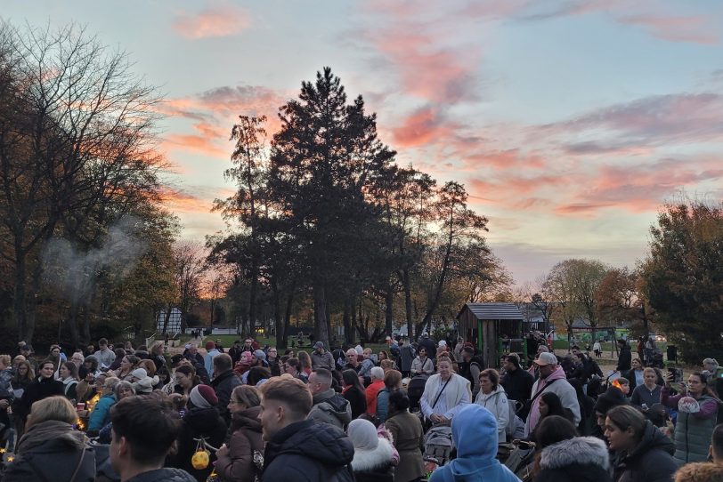 Zahlreiche Familie aus der Kindertagespflege kamen zum Laternenfest, darunter allein fast 200 Kinder, kamen, um gemeinsam ein stimmungsvolles Lichterfest zu feiern.