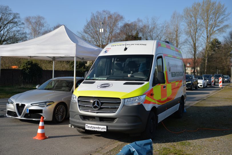 Das Team der  Firma HospiTrans führt am Testzentrum auf dem Cranger Kirmes Platz schnell und kompetent die Bürgertests durch.