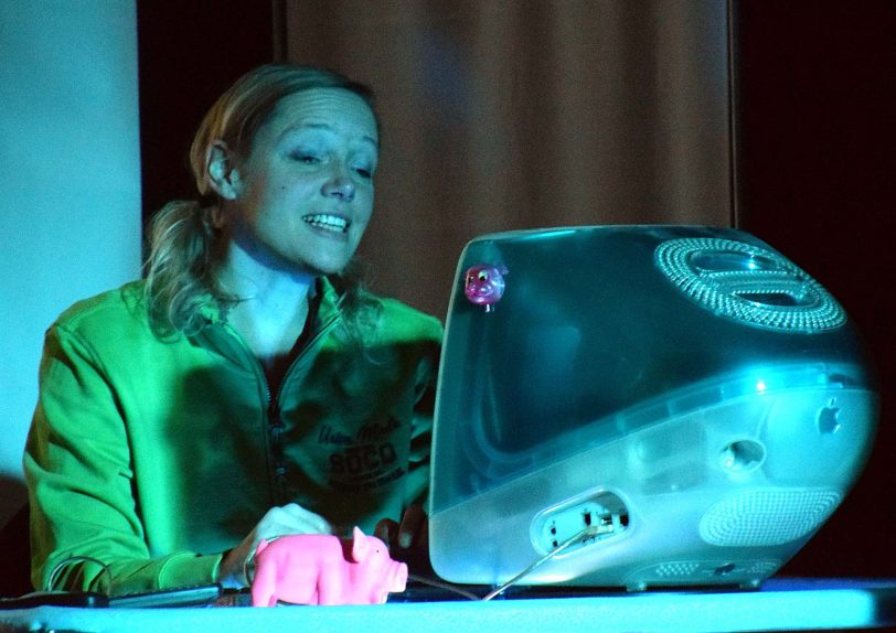 Aufführung des Stücks (S)Chattenwelten des Theaters PISAK aus Bielefeld.