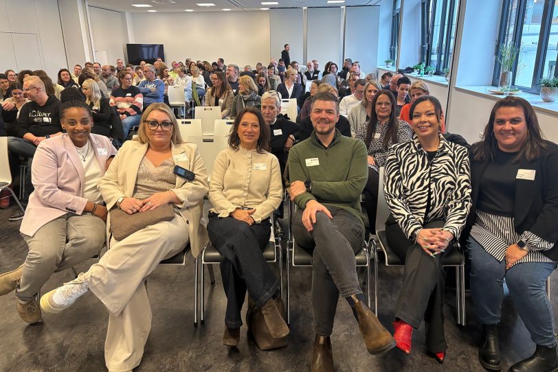 Das Pflegeteam des EVA Ruhr im gut besuchten Seminarzentrum (v.li).: Dina Lakew, Kim Kaiser, Beate Schlüter, Kevin Strenger und Mirka Fehring (re.), gemeinsam mit Selma Güngör (2.v.re.), Antirassismus- und Diversity-Trainerin.