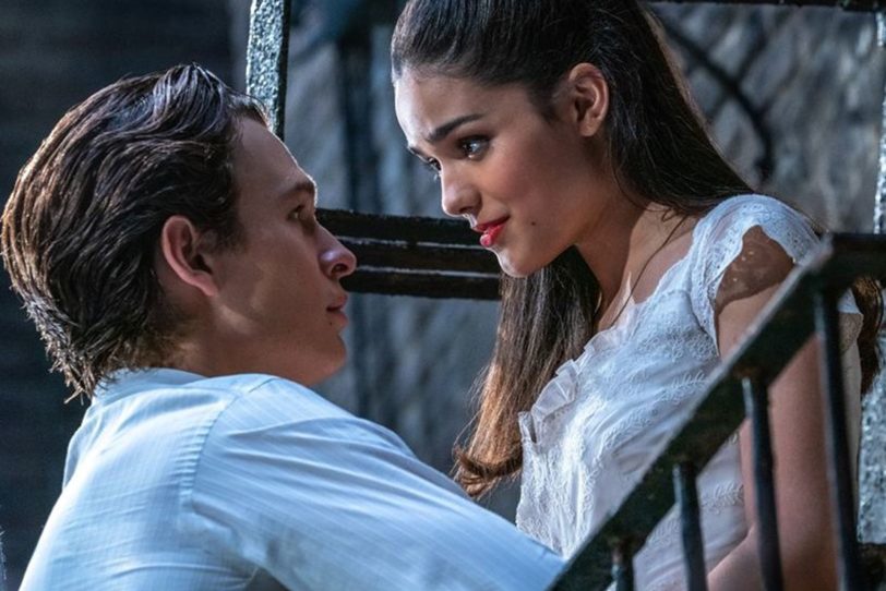 Eine Balkonszene wie bei „Romeo und Julia“: Ansel Elgort (Tony) und Rachel Zegler (Maria).