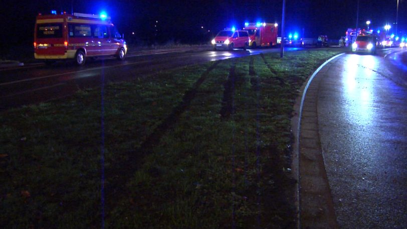 Unfall auf der Holsterhauser Straße - Pkw fliegt von der Brücke.