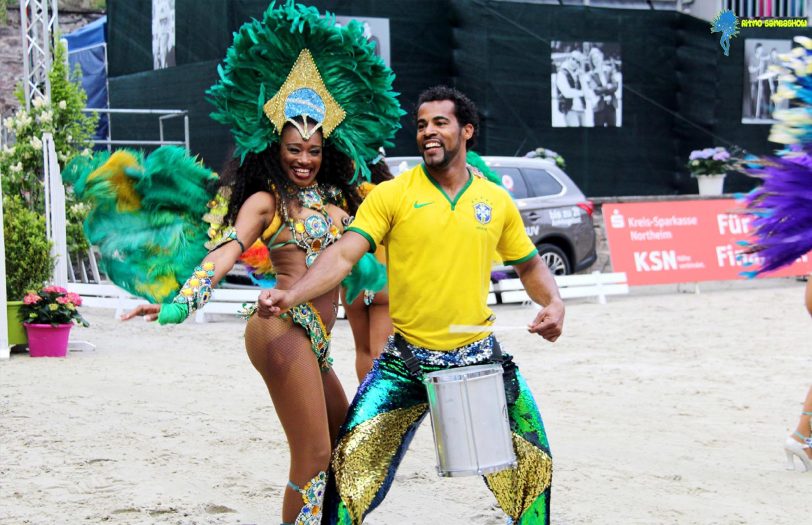 Mitglieder der : Samba Show Brasil Show treten beim Sommerfest auf.