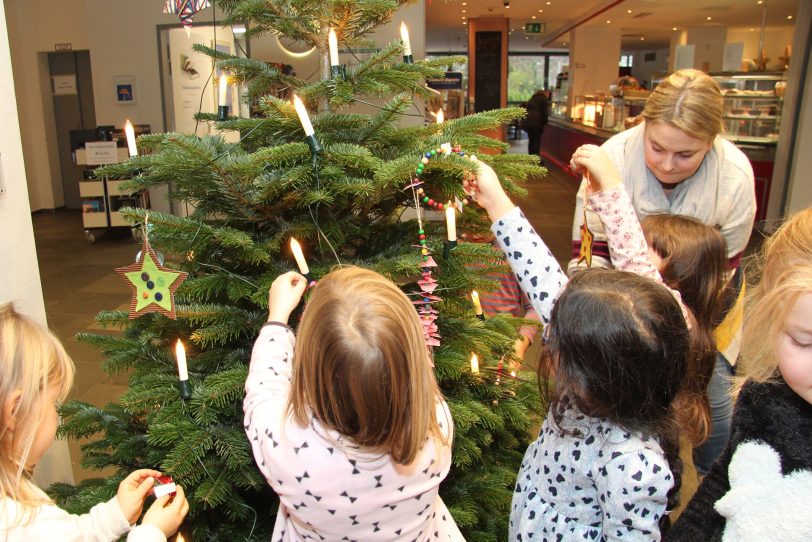 Kita-Kinder schmücken den Baum im EvK.