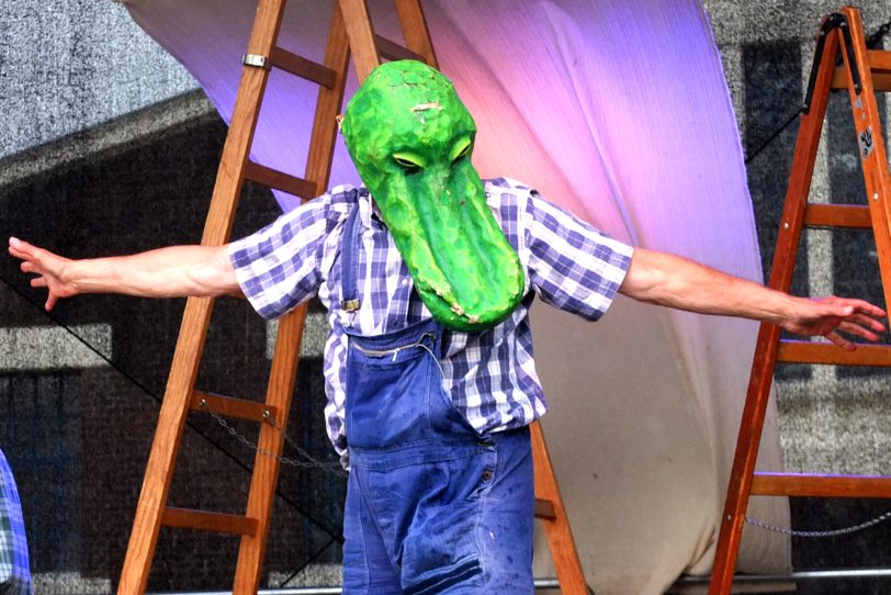 Das Wetter spielte nicht mit bei der ersten OpenAir-Veranstaltungen vor den Flottmannhallen nach der coronabedingten Schließung. im Bild:  Das Kindertheater Pappmobil mit dem Stück Drachen auf Baustelle Süd.