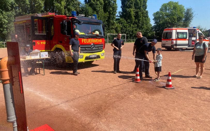 Die Feuerwehr wird wieder eine Spritzwand aufbauen.