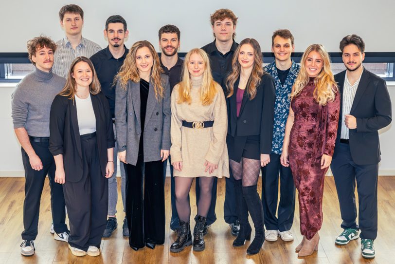 13 Absolventen der Physiotherapie feiern im Dezember 2025 ihr bestandenes Examen.