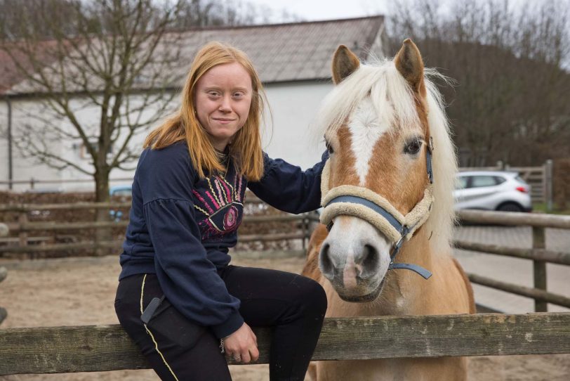 Die 18-jährige Michelle Sommer lebt für ihre Ausbildung zur 'Fachwerkerin in der Pferdehaltung', denn sie hat das große Glück, dass sie ihr Hobby zum Beruf machen kann.