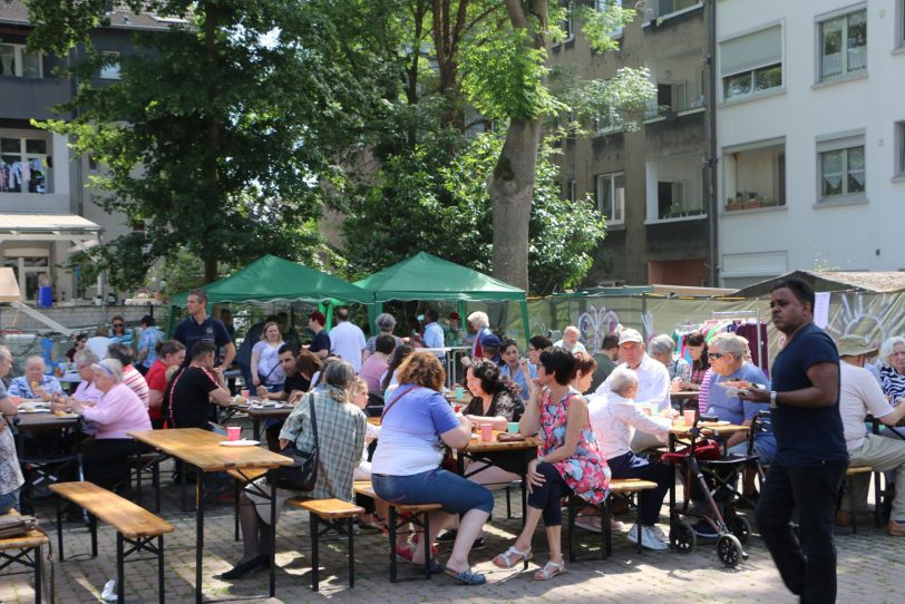 Hoffest mit OpenAir-Gottesdienst an der Manteufelstraße.