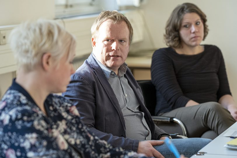 Im Bild (v-l): Andreas Merkendorf, Fachbereichsleiter Schule und Weiterbildung und Dr. Katrin Linthorst, Fachbereichsleiterin Gesundheitsmanagement.