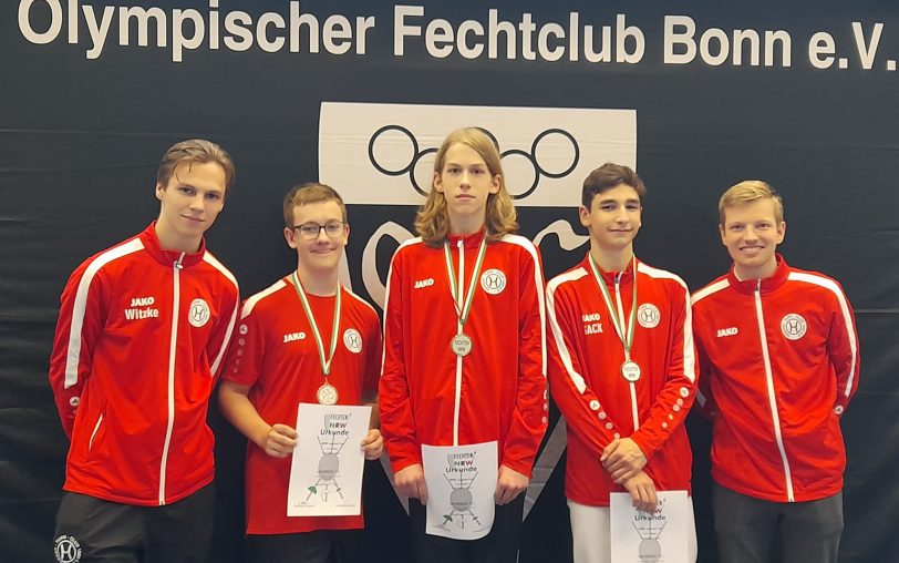 Die U15-Mannschaft: (v.l.) Alessio Witzke (Trainer), Birk Rößler, Hanno Sybrecht, Leander Sack, Jan Patrick Camus (Trainer) holten Silber.