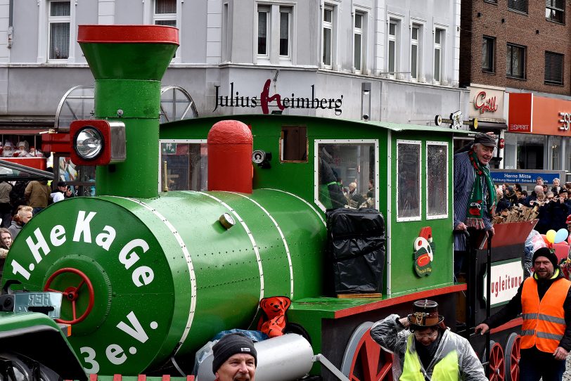 Der Rosenmontagszug am Robert-Brauner-Platz.
