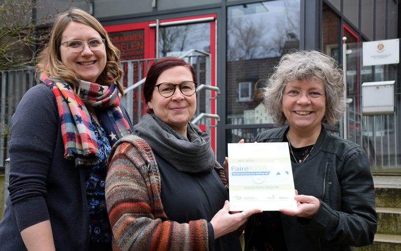 Petra Stach-Wittekind vom EWZ (re.) überreichte Kita Löwenherz-Einrichtungsleiterin Katharina Schönweitz (li.) und Erzieherin Sandra Frin das Zertifikat „Faire Kita“.