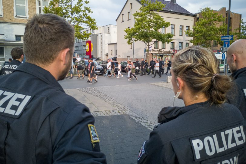 Unter den wachsamen Augen der Polizei.