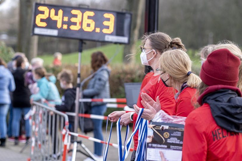 Der 43. Herner Silvesterlauf im Revierpark Gysenberg in Herne (NW), am Freitag (31.12.2021). Coronabedingt ohne Zuschauer und mit 2G.