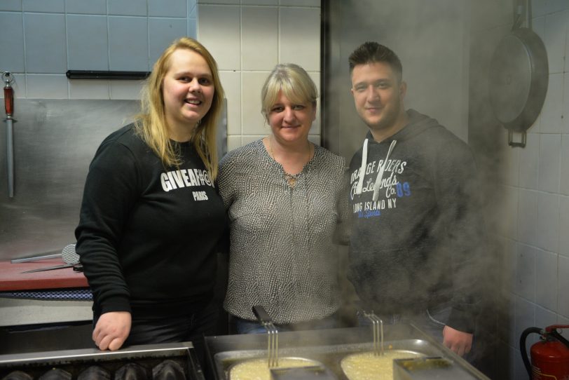 v.l. Ivana Radic, Vesna und Mateo Kosic über der dampfenden Friteuse.