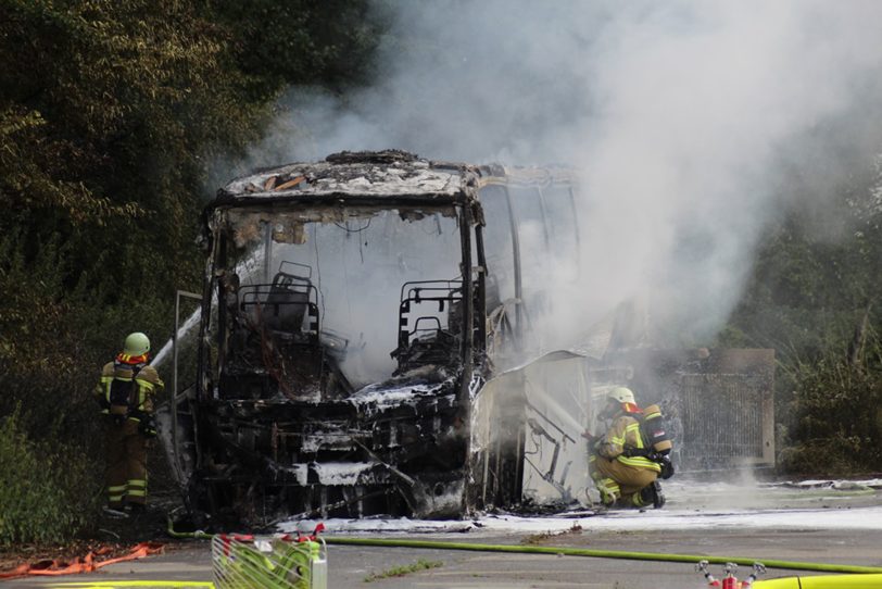 An der Baukauer Straße brannte am Dienstag (28.6.2022) ein Bus vollständig aus.