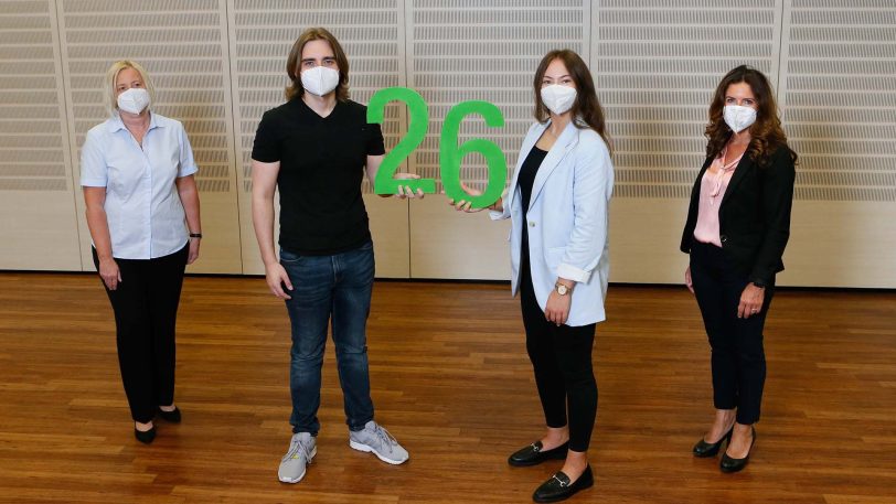 Petra Gustke (l.), Gesamtleitung Personalwesen und Jolanta Prakken (r.), Referentin für Personalentwicklung und Ausbildung der St. Elisabeth Gruppen, begrüßten 26 neue Auszubildende in nicht-pflegerischen Berufen.