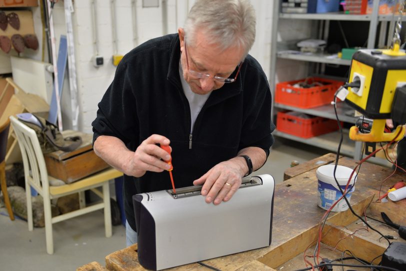 Detlef Brune - Repair Cafe in der Bürgerwerkstatt am Stadtteilzentrum Pluto.