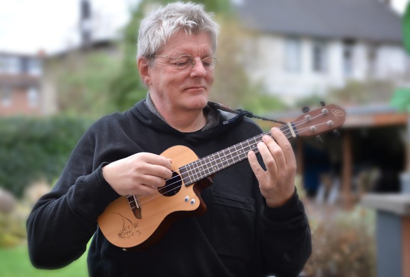 Der Musiker Michael Völkel stellte sein erstes Ukulelen Buch vor.