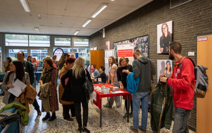 In der vhs Wanne im Haus am Grünen Ring gab es am Mittwoch (30.10.2024) eine Bildungs- und Integrationskonferenz zu Folgen von Armut bei Kindern: Die Besucher tauschten sich dabei an mehreren Ständen aus.