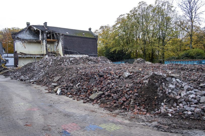 Abbruch der ehemaligen Grundschule am Berliner Platz in Herne (NW) am Montag (04.11.2019).