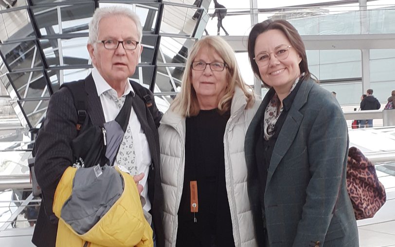 Bei der SPD-Infofahrt im Berliner Reichstag: (v.li.) Burkhard Ladewig, Monika Ladewig und die Herner SPD-Bundestagsabgeordnete Michelle Müntefering.