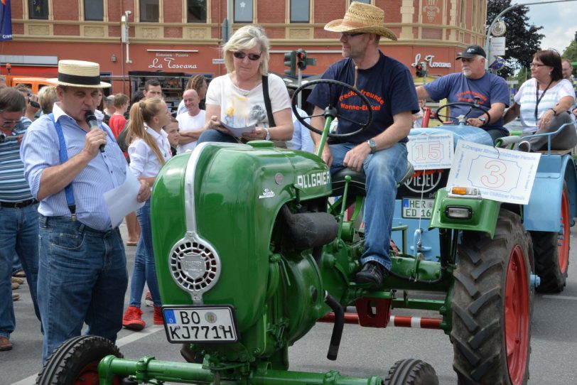 2. Oldtimer-Parade der Cranger Kirmes.