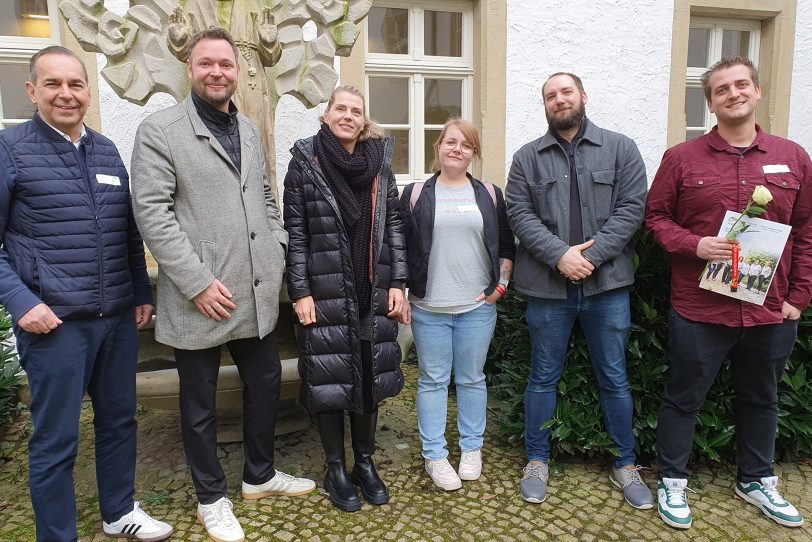 Andreas Stehr (r.) und Lea-Alissa Haschek (3. v. r.) feierten gemeinsam mit Caritas-Vorstand Ansgar Montag (l.) und den Mentoren Christian Rhode, Bianca Ruthen und Christian Mertens ihre erfolgreiche Qualifizierung. Es fehlt auf dem Foto die dritte Absolventin, Davina Rohloff.