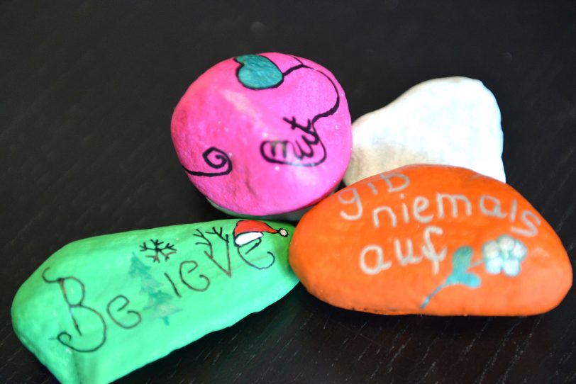 Die facebook-Gruppe HER-Steine versteckt sie mit Vorliebe: angemalte Kieselsteine.