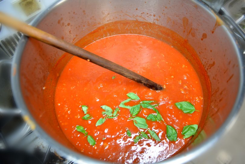 Sardischer Abend im Ollis: Francesca Eichler bereitet in der Küche von Ollis Restaurant die Salsiccia-Safran-Tomatensauce für die Sardische Pasta vor.