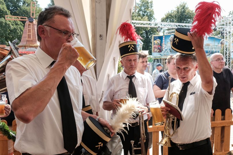 Die Eröffnung der 583.Cranger Kirmes fand bei sengender Hitze im Festzelt - Glück auf Crange - am Freitag (3.8.2018) statt. halloherne-Fotograf Robert Freise hat sich unter den Teilnehmern umgeschaut und diese Fotos mitgebracht.