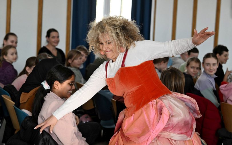 Die quirlige Schauspielerin Mirjam Radović zeigt großartige Präsenz – und das mitten im Publikum.