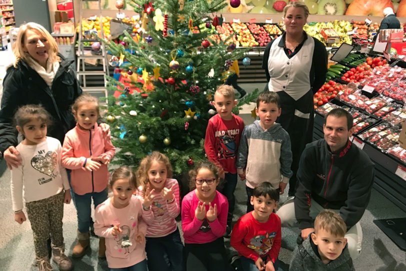 Kinder der Kita Wirbelwind schmückten den Baum des Rewe Marktes in der Wanner Innenstadt.