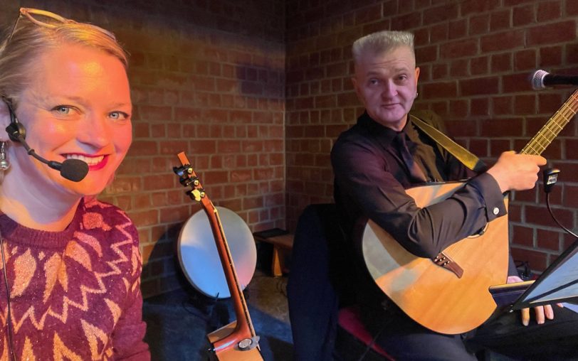 Irische Weihnachten gibt es im Schollbrockhaus und einer musikalischen Lesung von Mareike Graepel (li.) und Chris Donovan.