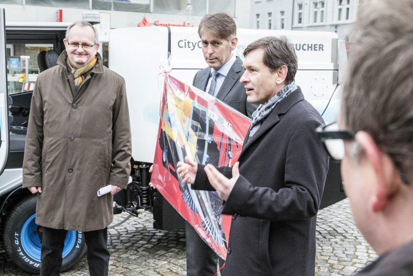 Oberbürgermeister Dr. Frank Dudda (2.v.r) bei der Citycat Vorstellung