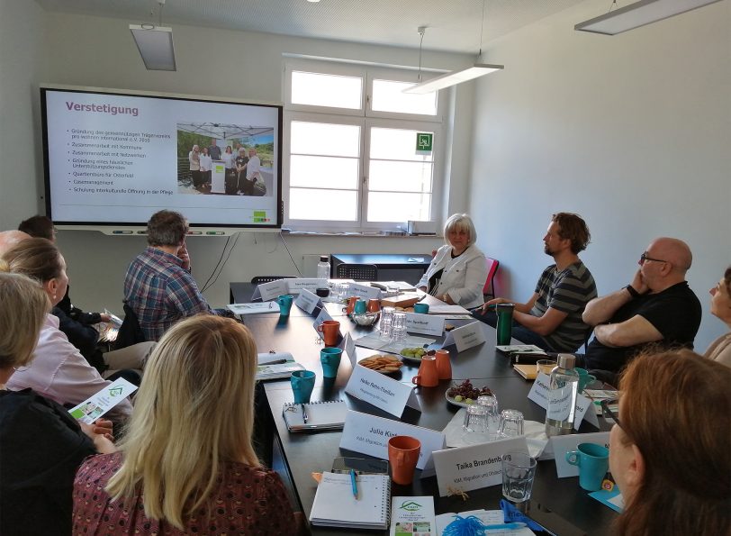 Mitglieder des Netzwerkes Migration und Pflege treffen sich regelmäßig zum Austausch.