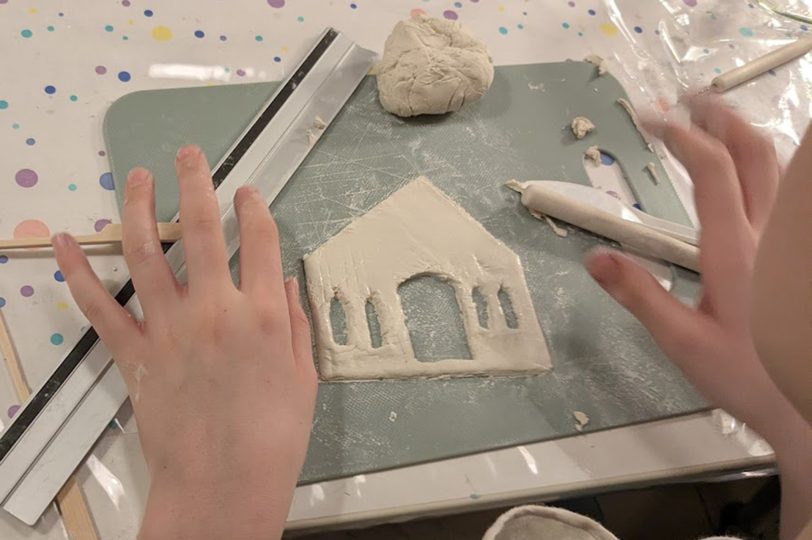 Zweitägiger Workshop in der Kreativwerkstatt &amp;amp;#039;Mondwerkstatt Wanne-Eickel&amp;amp;#039; von Inka Klein-Heidicker. Im Dezember 2025 erstellten elf Kinder im Alter von sieben bis elf Jahren ein Weihnachtsgeschenk: Eine Krippe aus Holz und einer Modelliermasse.