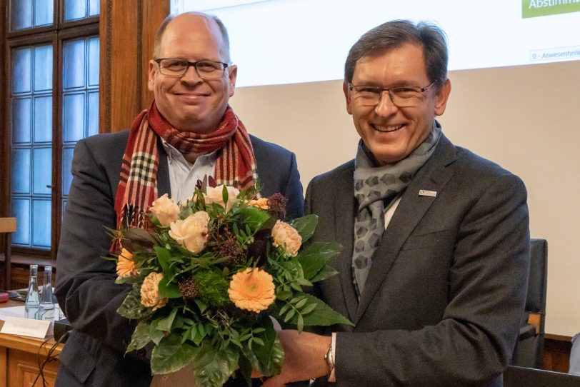 Verabschiedung des scheidenden Beigeordneten Johannes Chudziak in der Ratssitzung 13.12.2022. OB Dr. Frank Dudda überreicht den Blumenstrauß.