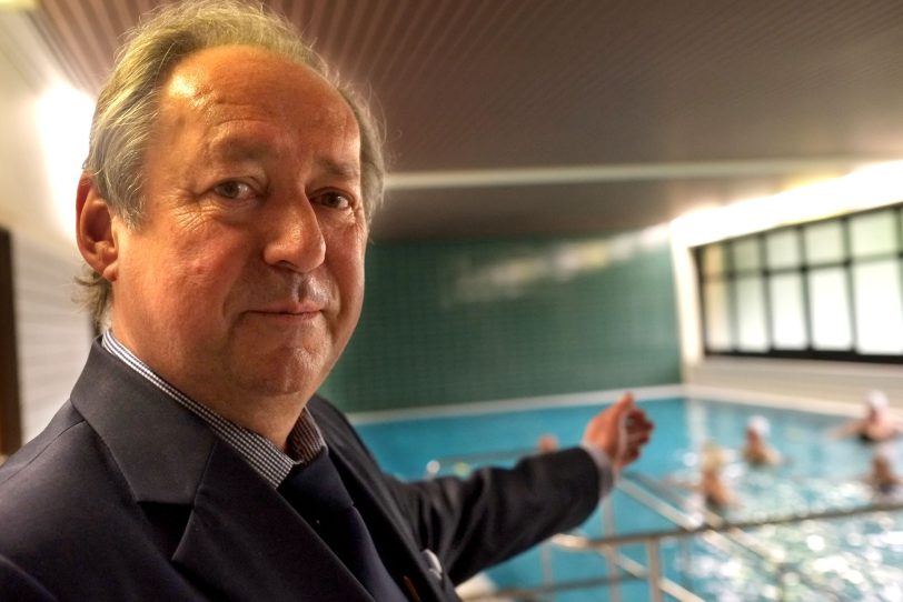 Kuratoriums-Mitglied Karl-Albrecht Engelhart zeigt das neue Schwimmbad.