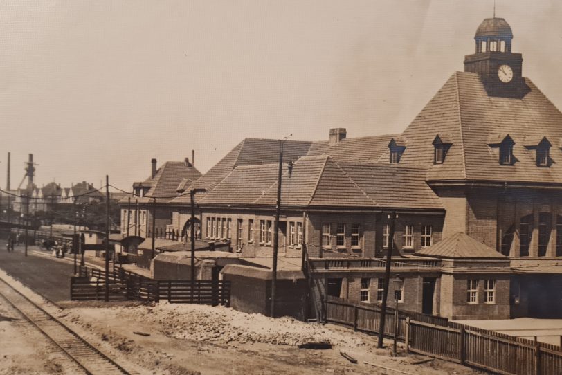 Umbau des Bahnhofs 1913 und 1917: re. das neue Bahnhofsgebäude. li. Fördergerüst der Zeche von der Heydt.