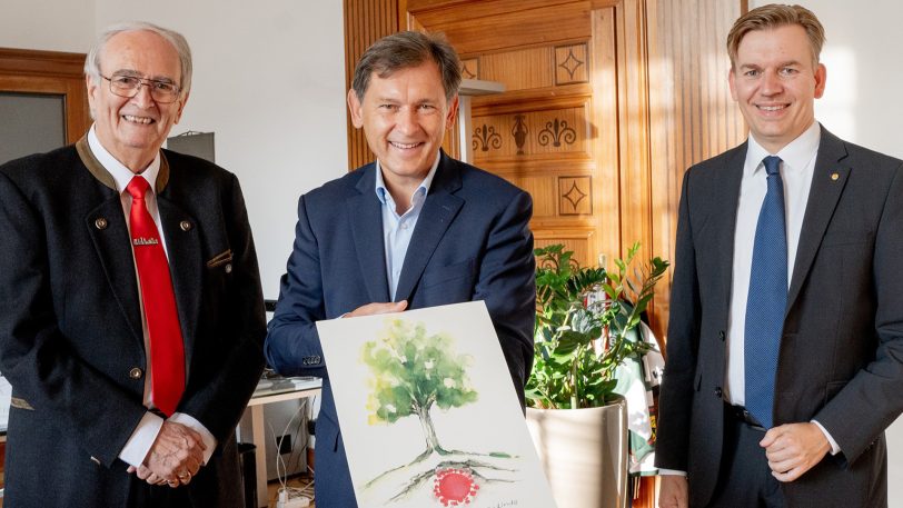 OB Frank Dudda (Mi.) unterstützt ebenfalls das Projekt und spendete auch privat. Hier im Bild mit dem Initiator Gerd E. Schug (li.) und Sodingens Bezirksbürgermeister Mathias Grunert
