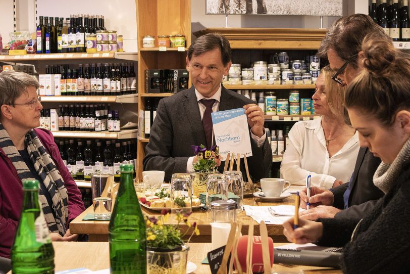 Frank Dudda präsentiert das Signet.