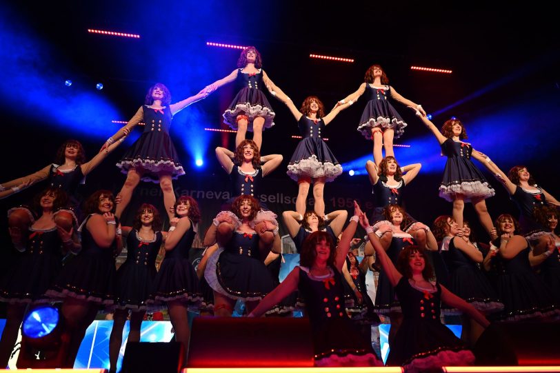 Showtanz Golden Girls & Boys heizte den Feiernden bei der Prunksitzung der 1. Herner Karnevalsgesellschaft Grün-Weiß-Rot 1953 (HeKaGe) im Kulturzentrum ein.