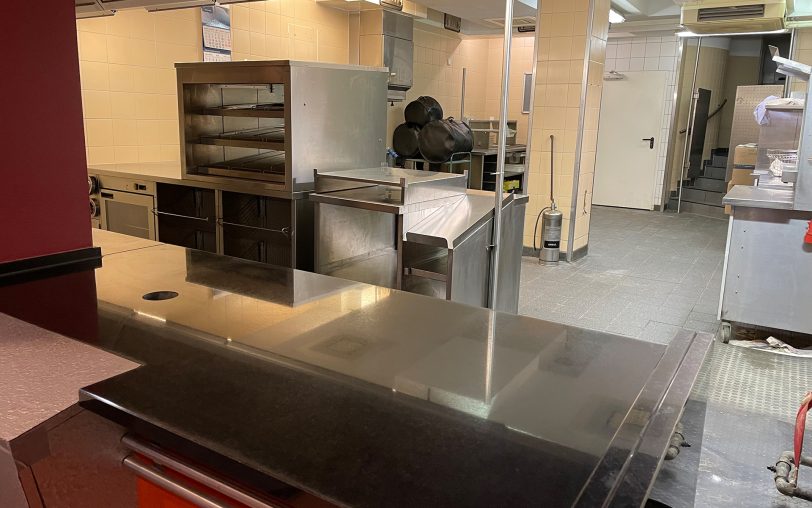 Crêpes statt Burger: In das alte Ladenlokal von McDonald's an der Bahnhofstraße kommt wieder Leben.