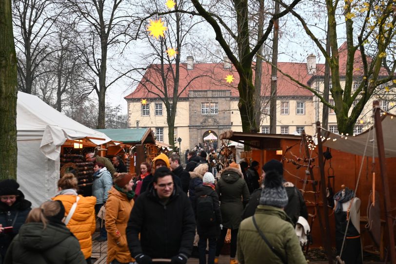 Der Mittelalter-Adventsmarkt auf und um Schloss Strünkede steht wieder an: Am Donnerstag, 5. Dezember 2024, geht es los (Archivbild).