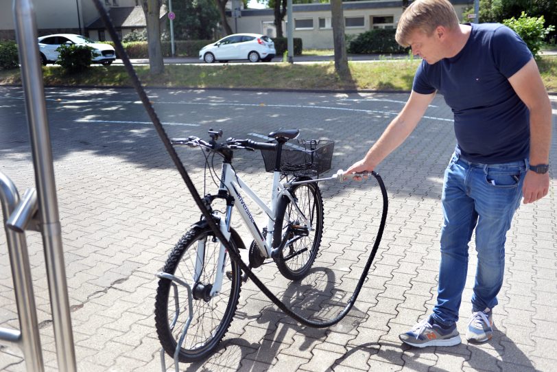 Klaus Peter Klaeser betreibt die erste stationäre Fahrrad-Waschstation im Land, auf dem Gelände des Autowaschcenters Klaeser an der Dorstener Straße.