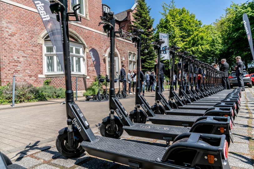 E-Tretroller vor dem Casino im Shamrockpark.